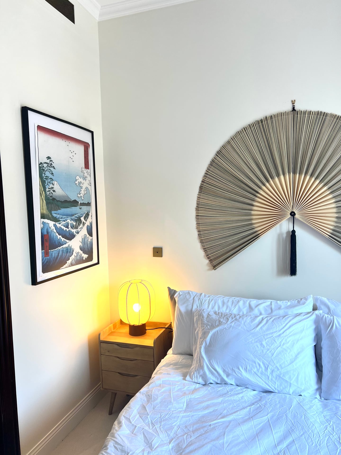 The bed with lantern lamps on the nightstands