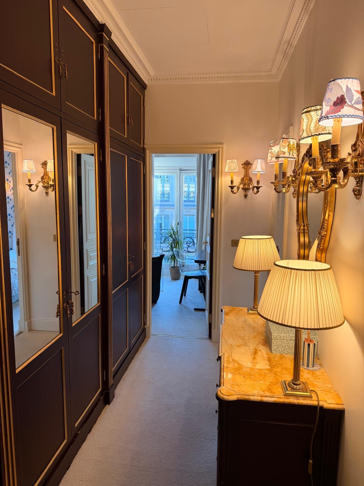 Mirrored hallway between the two bedrooms